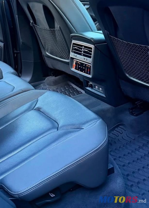 2019' Audi Q8 photo #6