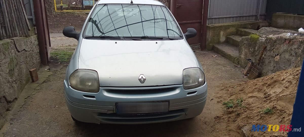 2001' Renault Clio Symbol photo #2