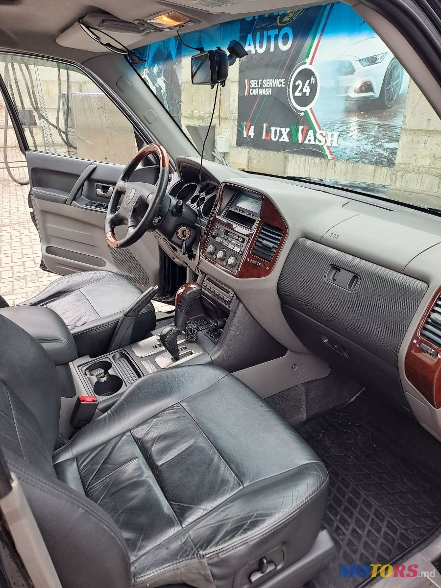2006' Mitsubishi Pajero photo #5