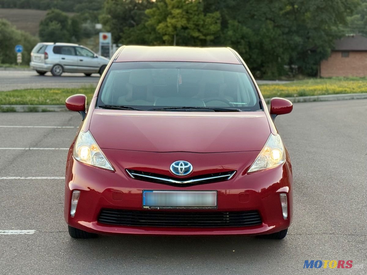 2013' Toyota Prius v photo #1