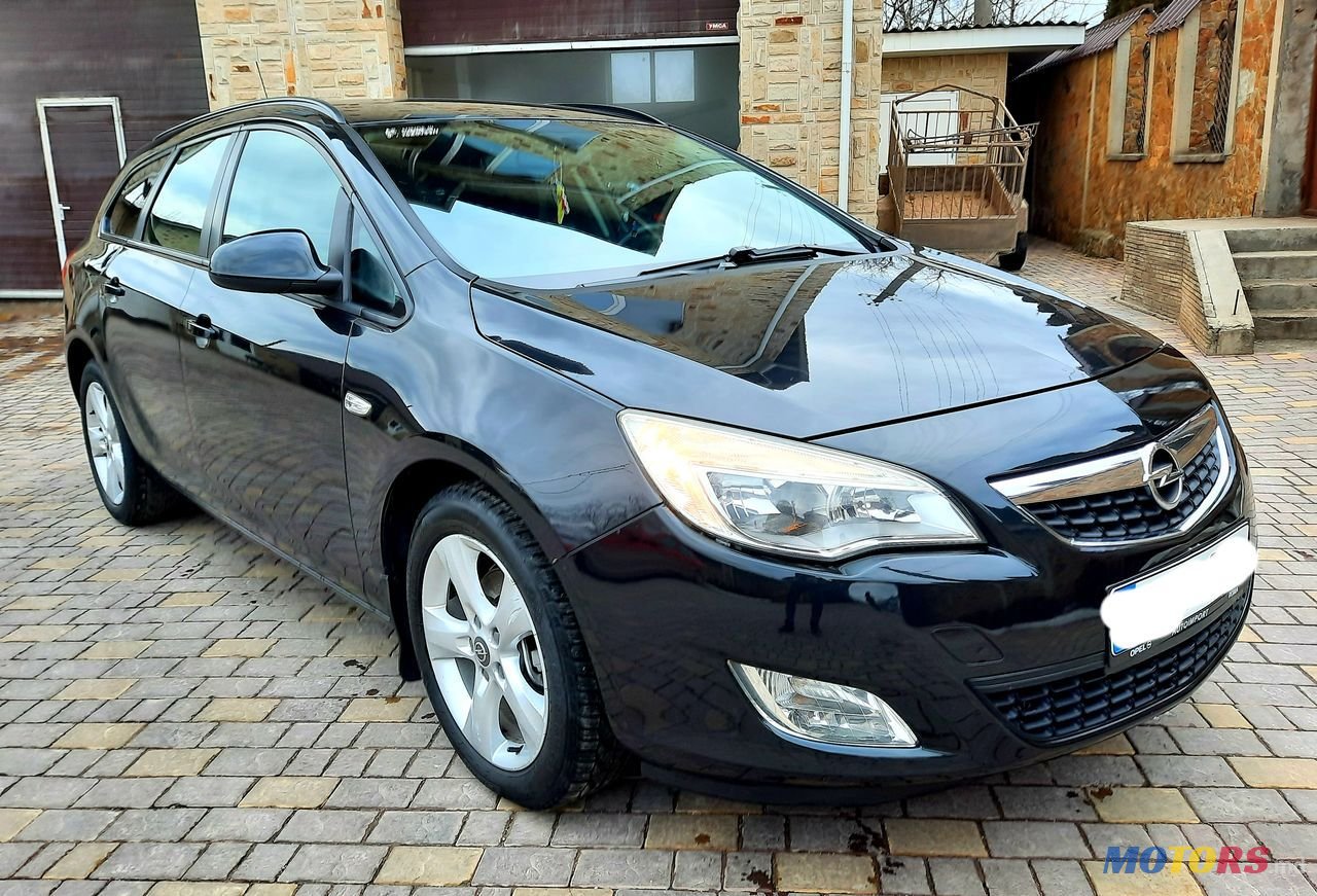 2011' Opel Astra photo #1