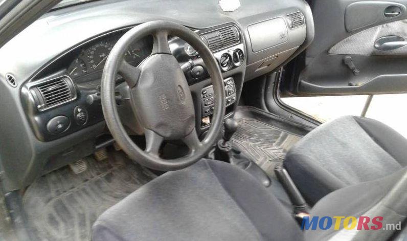 1995' Ford Escort photo #1