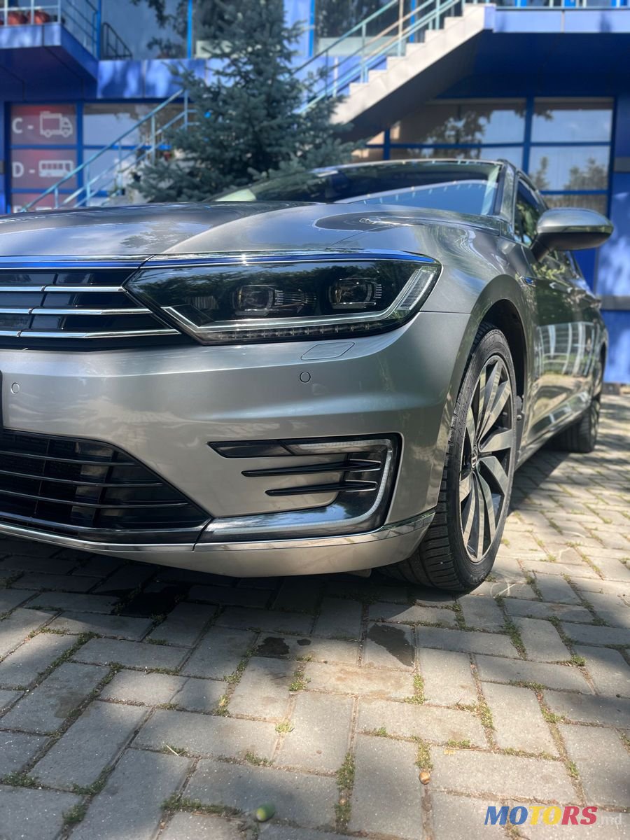 2015' Volkswagen Passat photo #1
