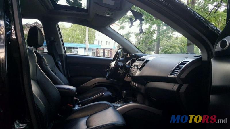 2008' Mitsubishi Outlander XL photo #5