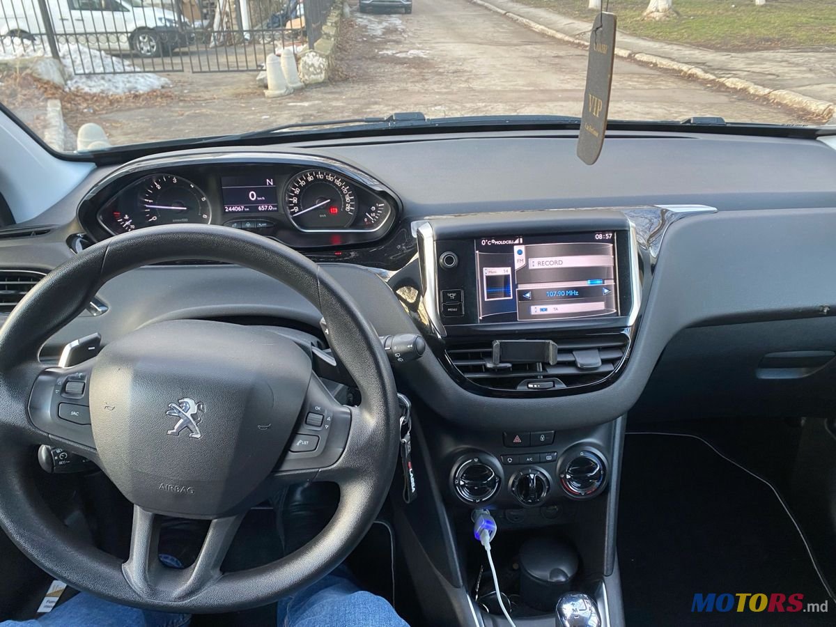 2012' Peugeot 208 photo #6