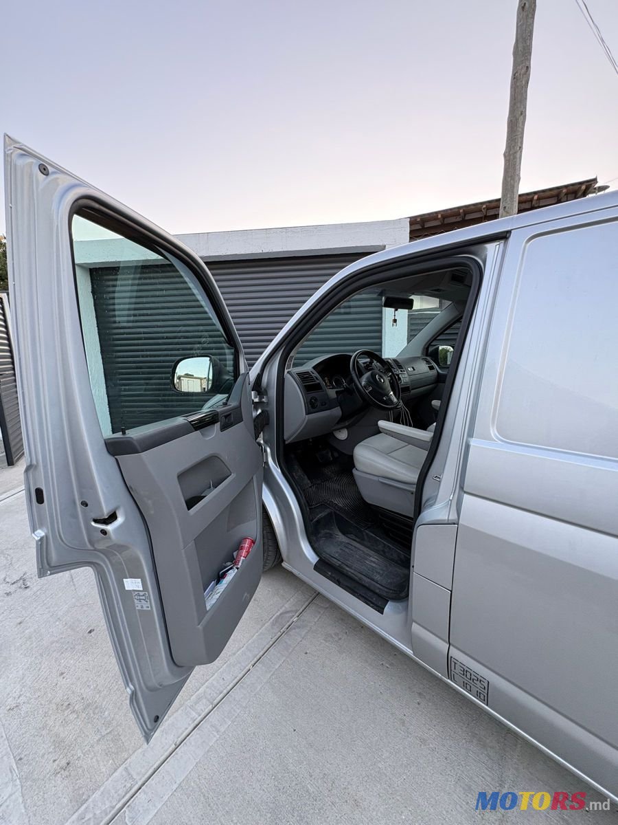 2015' Volkswagen Transporter photo #4