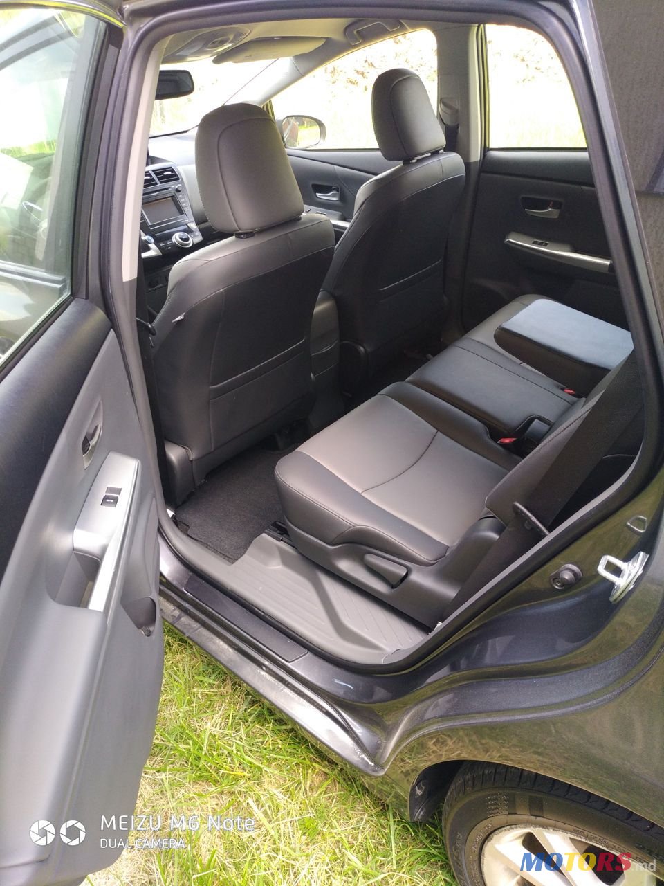 2013' Toyota Prius v photo #6