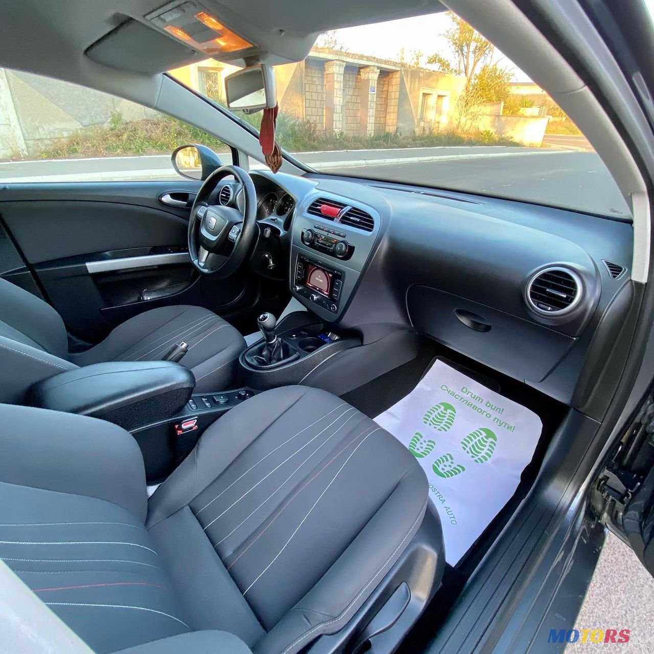 2011' SEAT Leon photo #5