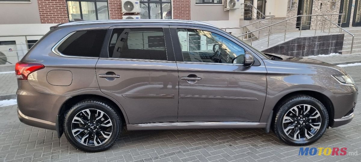 2015' Mitsubishi Outlander photo #6