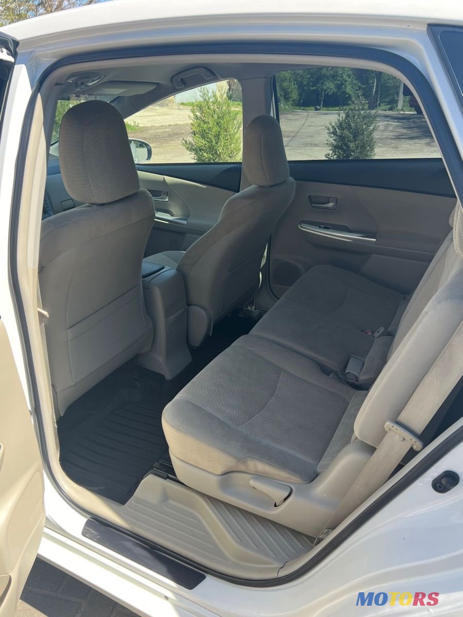 2012' Toyota Prius v photo #2