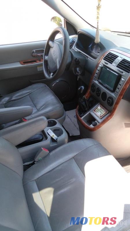 2005' Kia Carnival photo #3