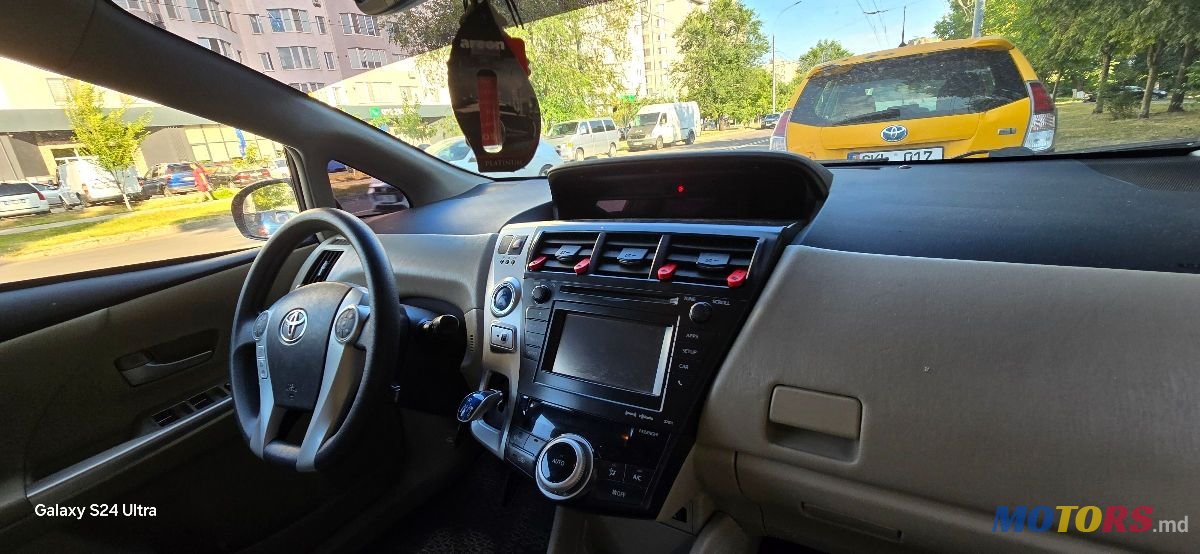 2013' Toyota Prius v photo #4