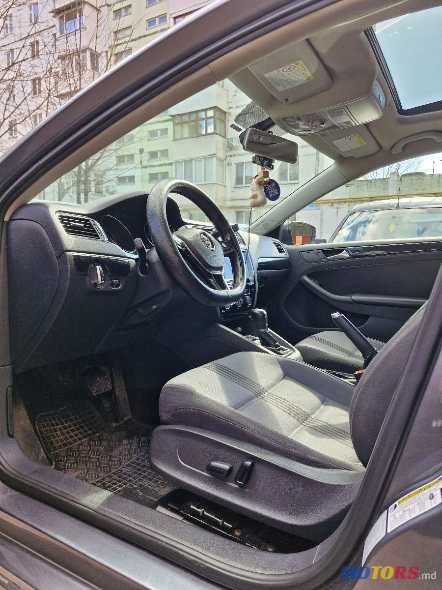 2017' Volkswagen Jetta photo #5