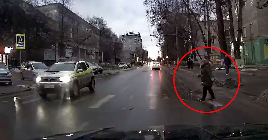 В Кишиневе машина полиции не пропустила пешехода на "зебре"