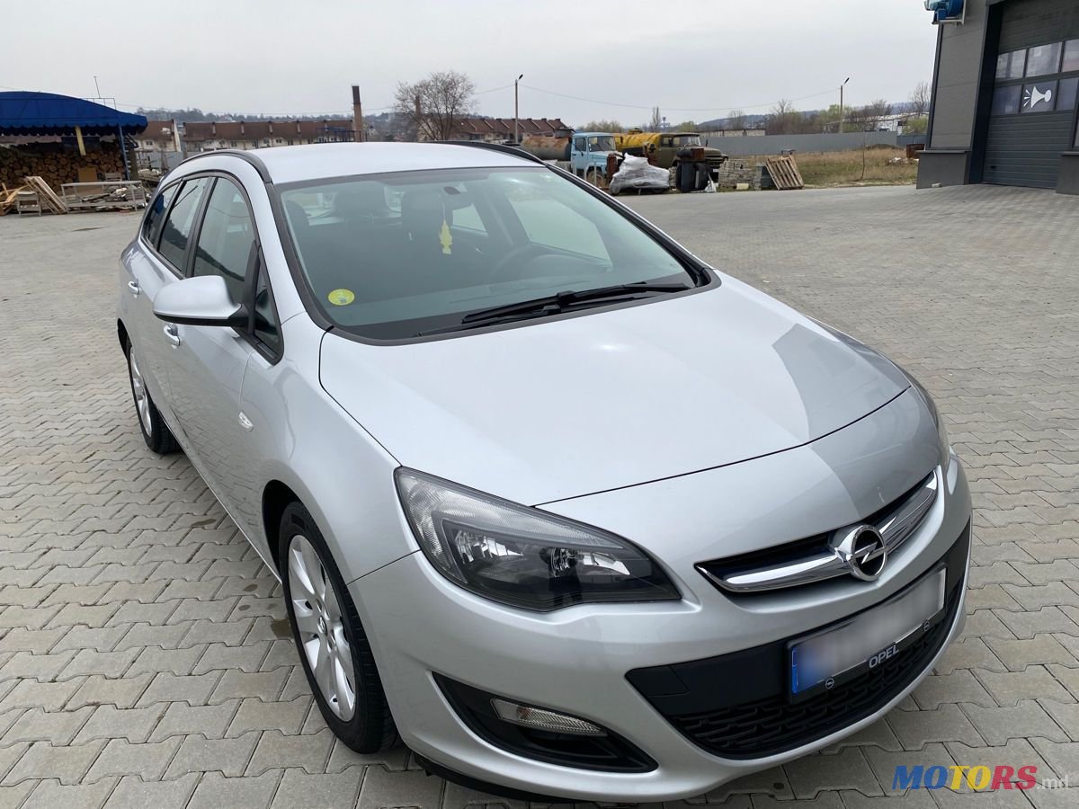 2013' Opel Astra photo #2
