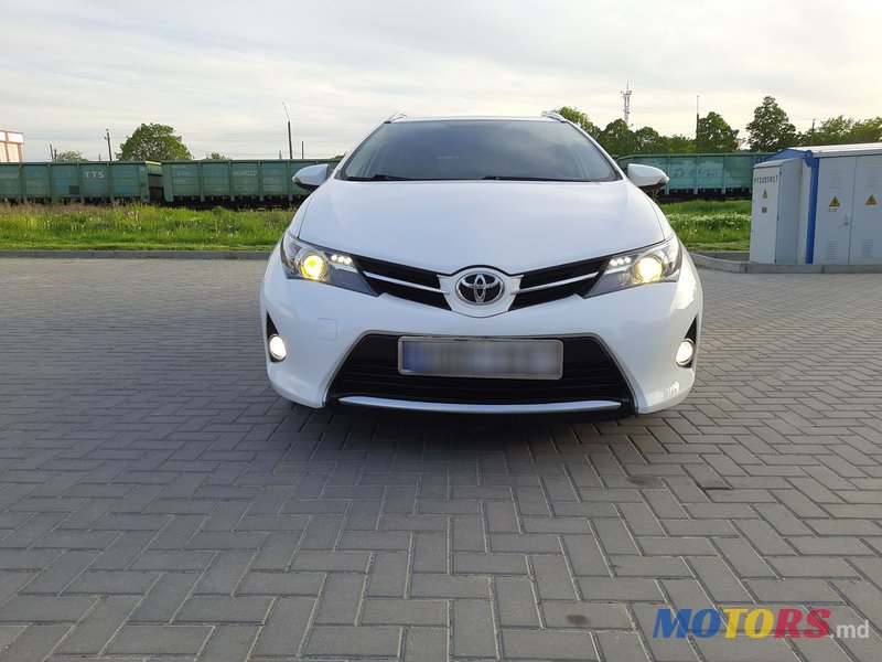 2013' Toyota Auris photo #1