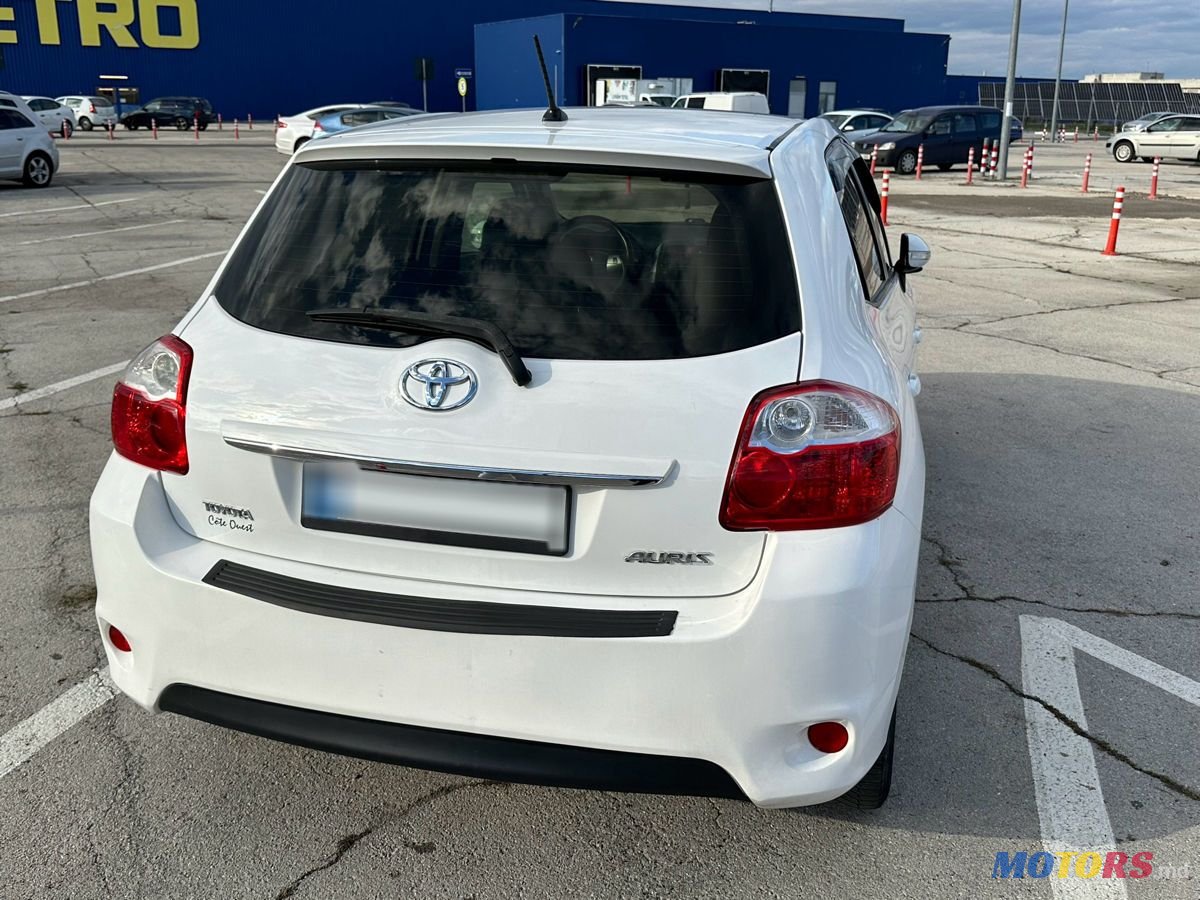2011' Toyota Auris photo #3