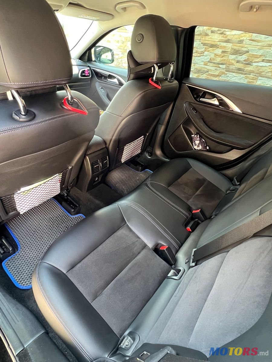 2016' Infiniti Q30 photo #4