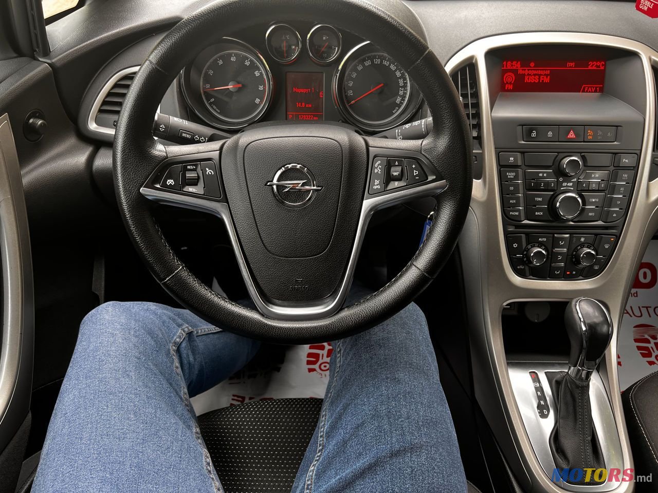 2011' Opel Astra photo #5