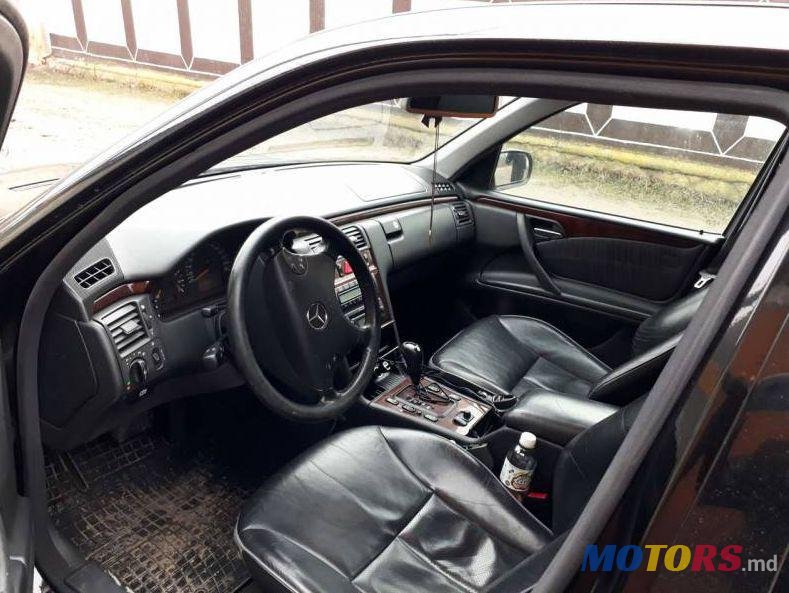 2001' Mercedes-Benz E photo #1