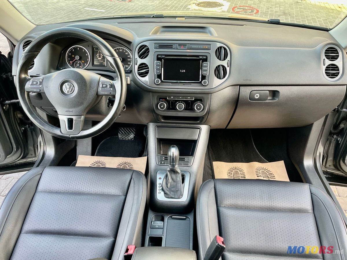 2012' Volkswagen Tiguan photo #5