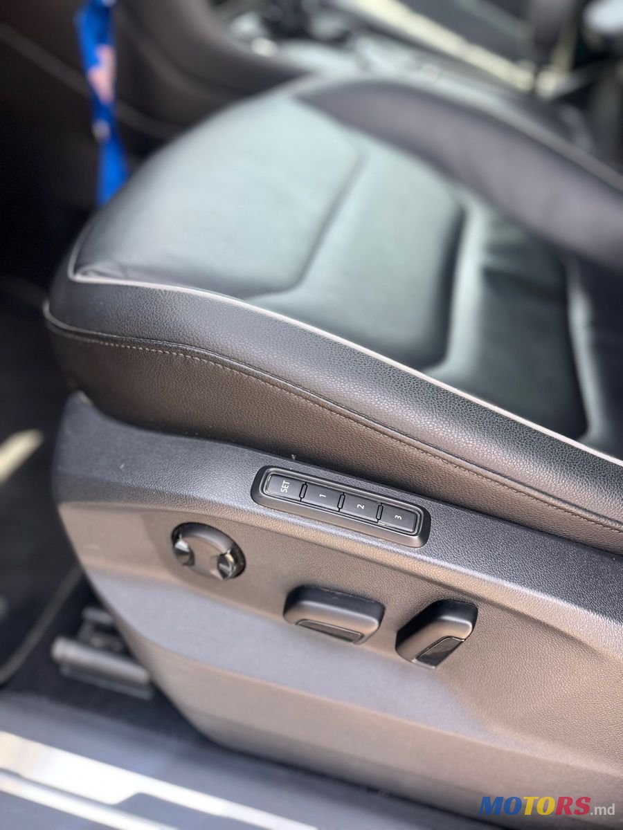 2016' Volkswagen Tiguan photo #5