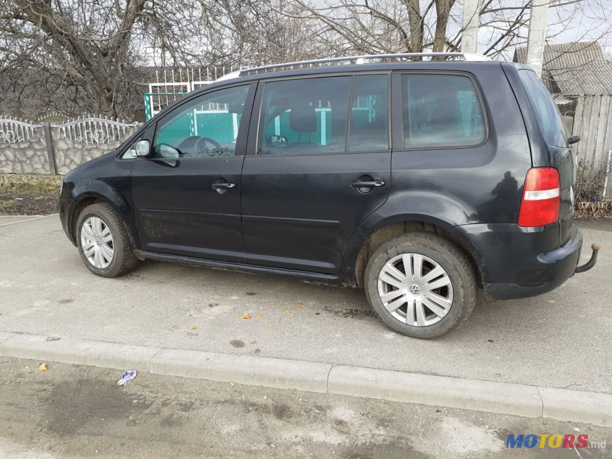 2005' Volkswagen Touran photo #3