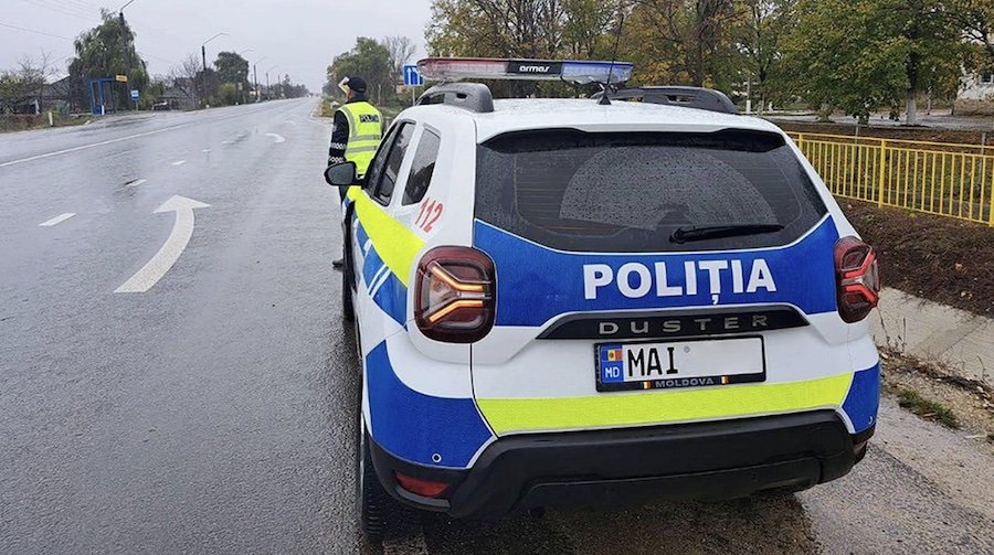 O Dacia Duster a poliţiei din Moldova a fost surprinsă cu lacăte false pentru centurile de siguranţă