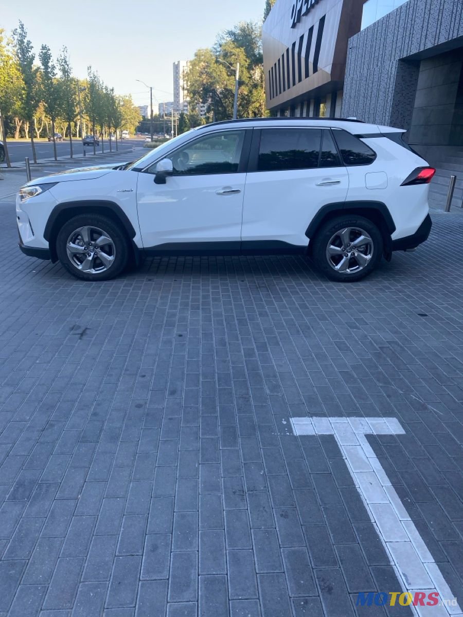 2019' Toyota RAV4 photo #2