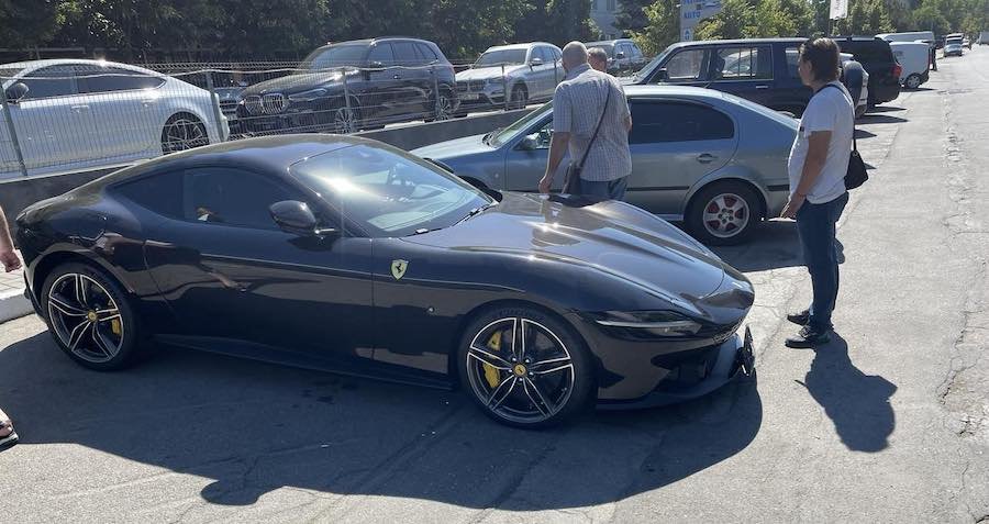 Luxul nu are limite în Moldova! Un Ferrari Roma a fost surprins pe străzile din Chișinău!