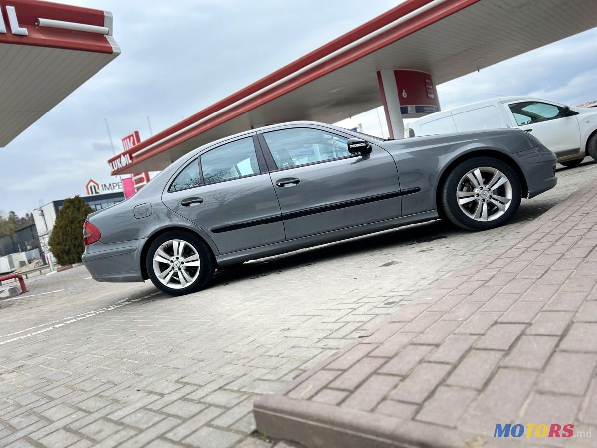 2009' Mercedes-Benz E-Class photo #3