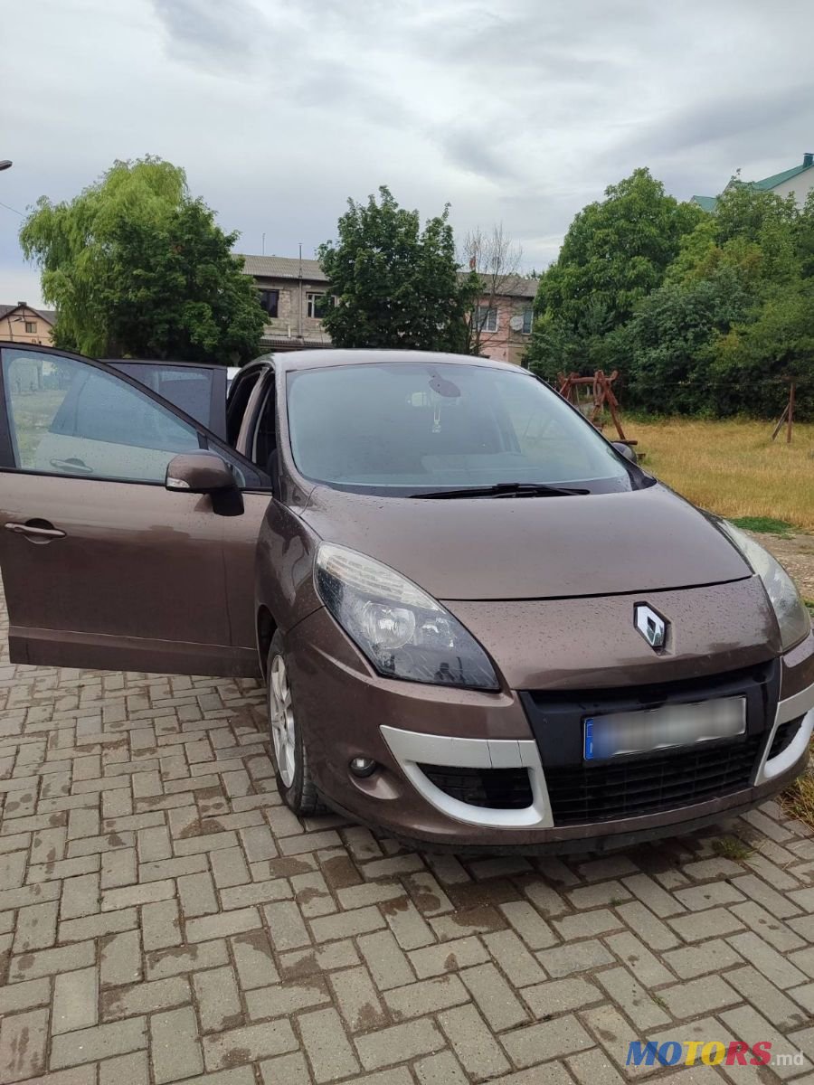 2011' Renault Scenic photo #1