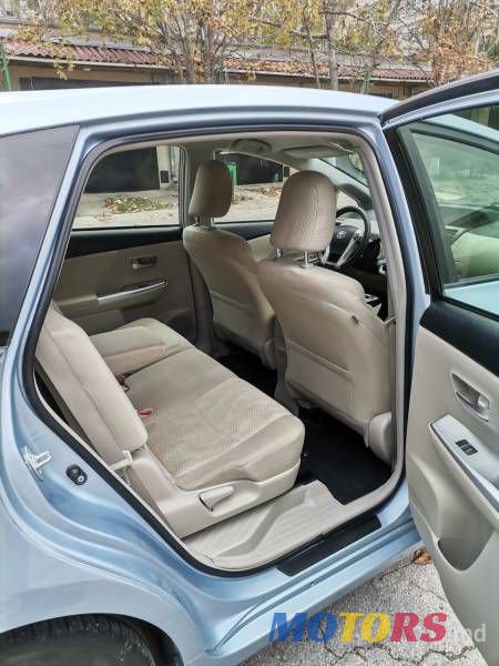 2013' Toyota Prius v photo #4