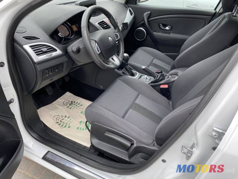 2011' Renault Megane photo #5