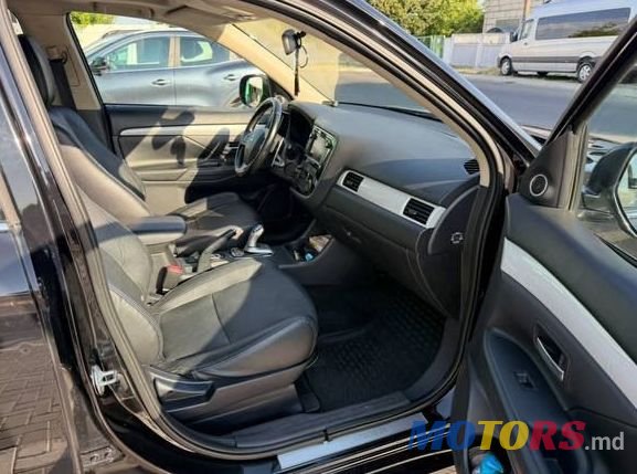 2014' Mitsubishi Outlander photo #5