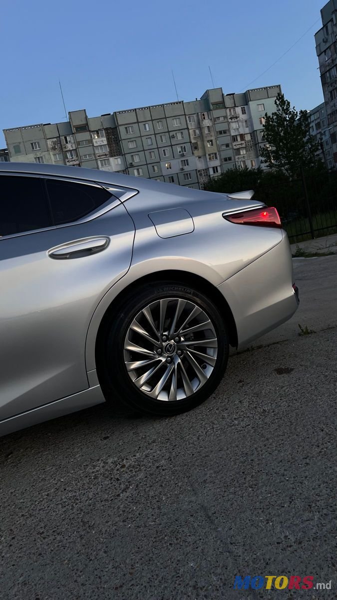 2019' Lexus Es Series photo #6
