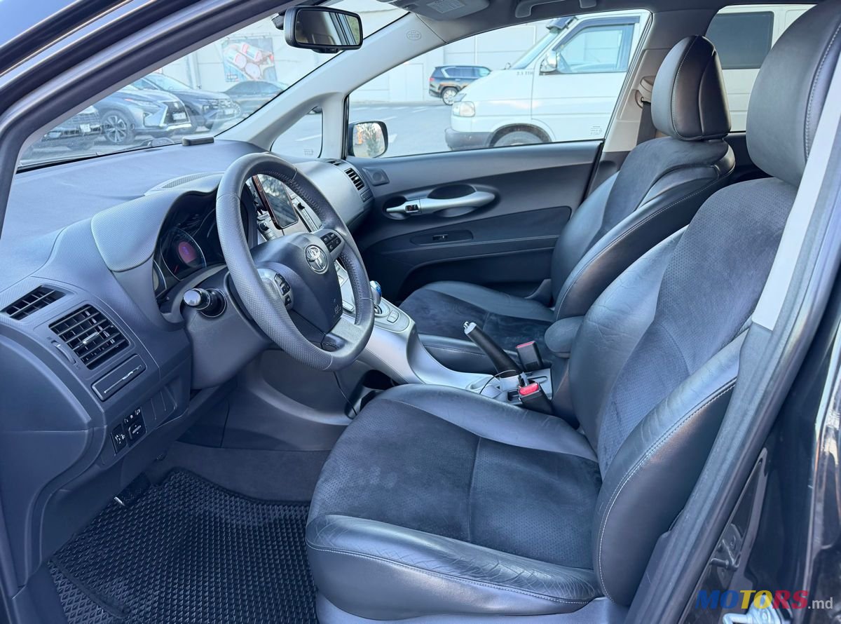 2011' Toyota Auris photo #6