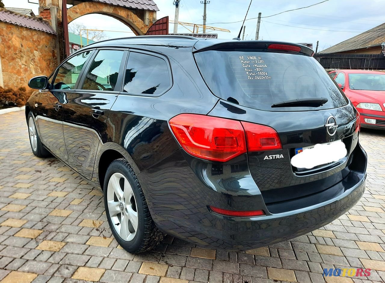 2011' Opel Astra photo #3