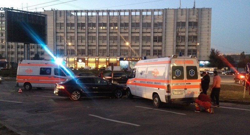 Лобовое столкновение машины скорой помощи и легкового автомобиля произошло в столице