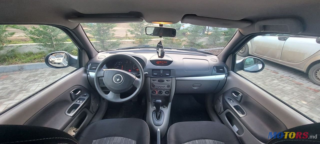 2011' Renault Clio Symbol photo #3