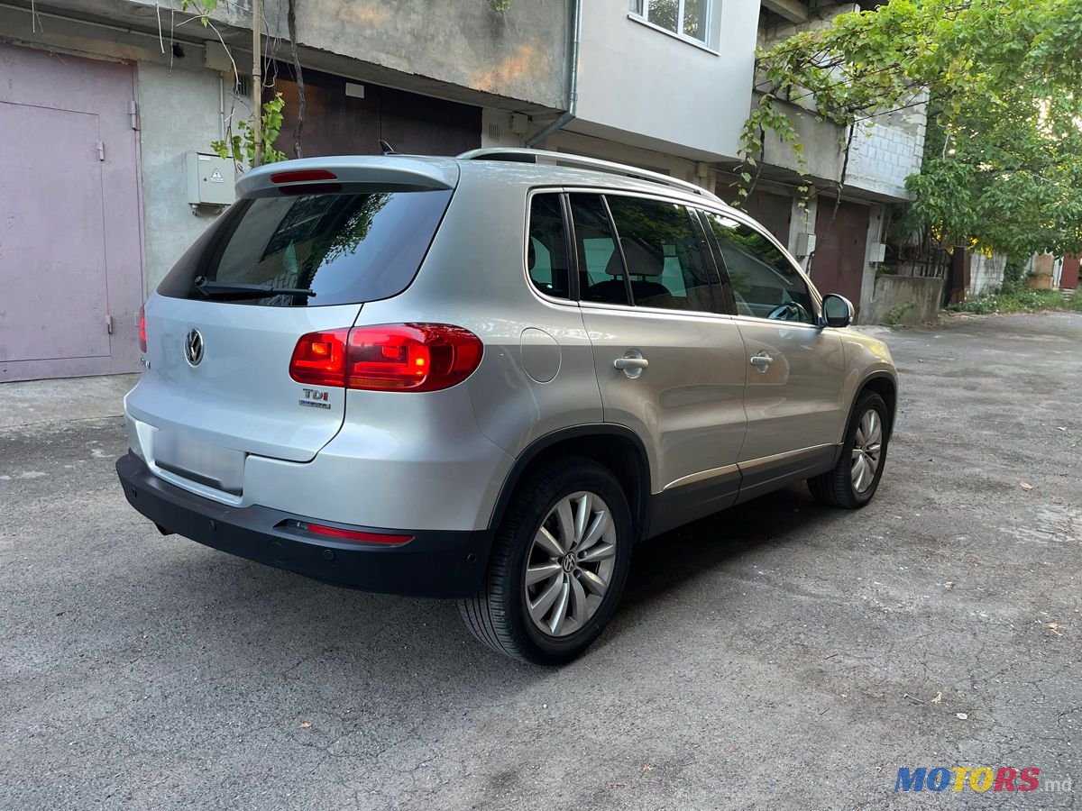 2011' Volkswagen Tiguan photo #2