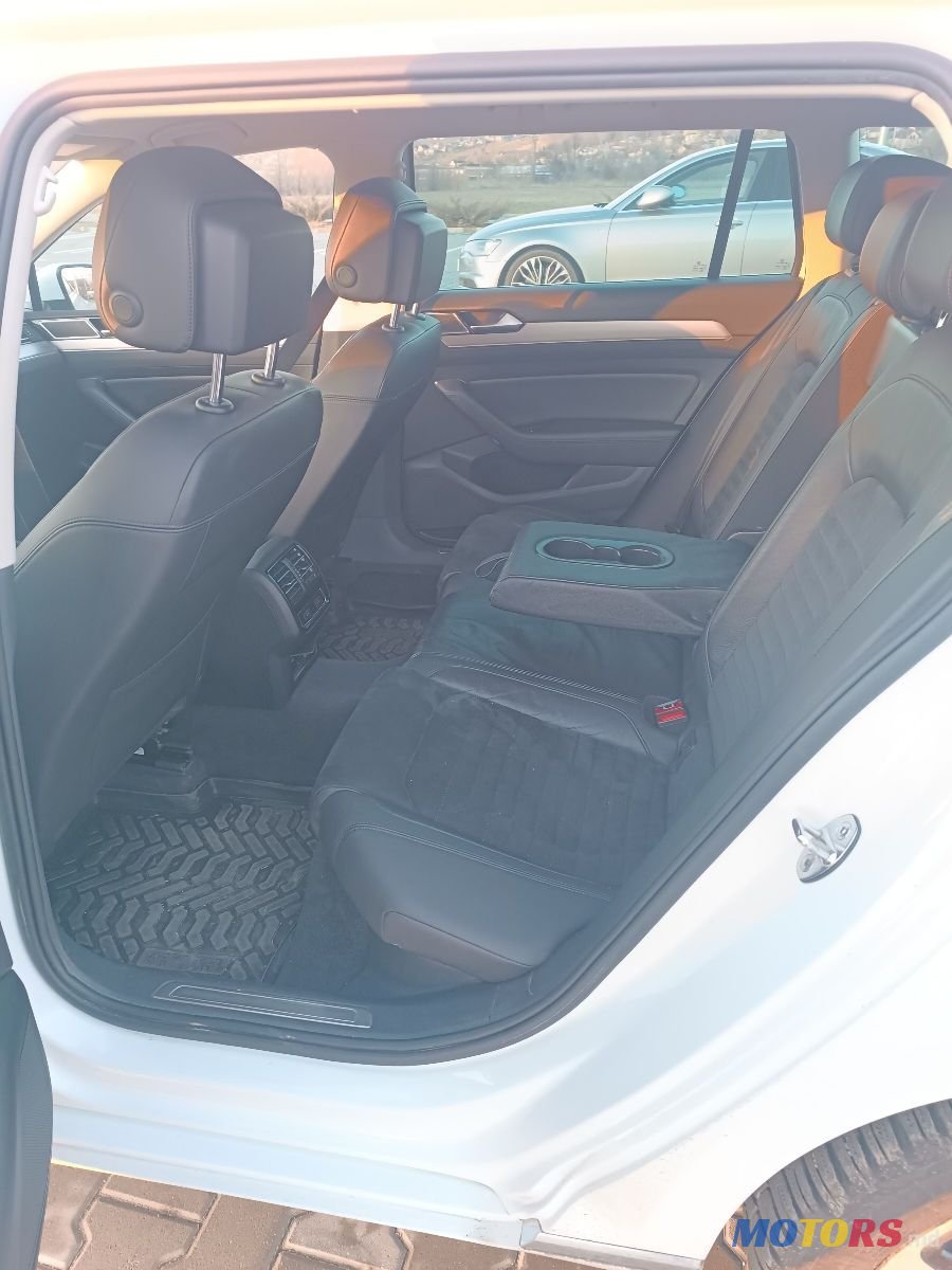 2017' Volkswagen Passat photo #5