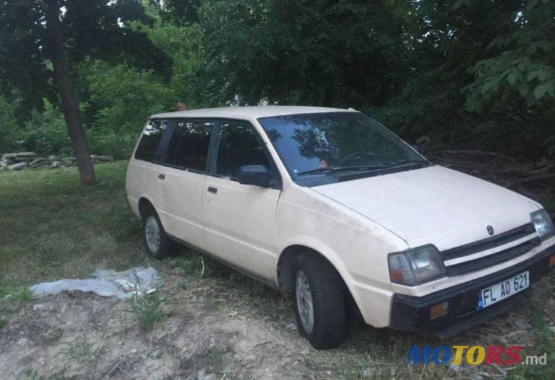 1991' Mitsubishi Space Wagon photo #1
