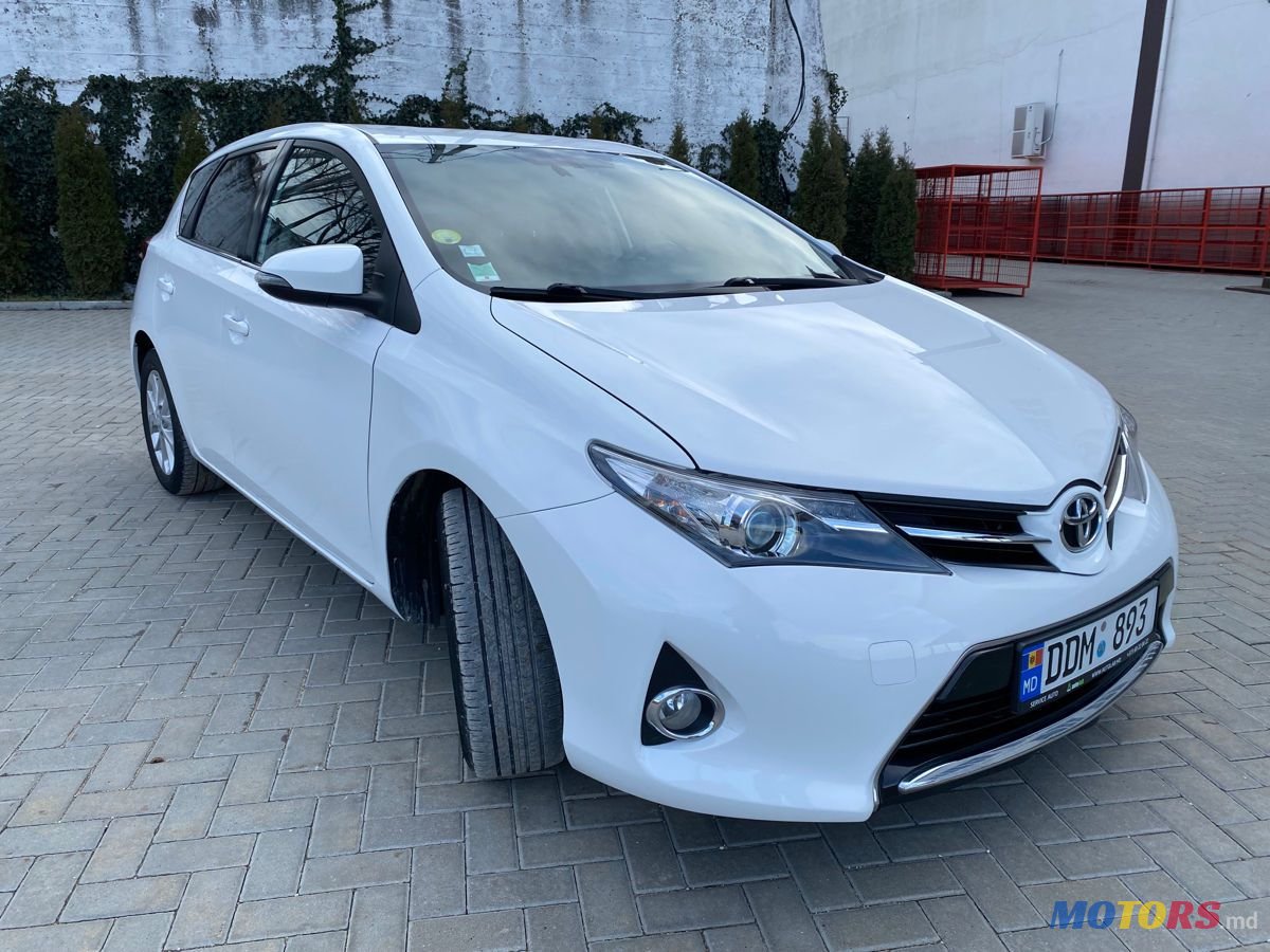2013' Toyota Auris photo #2
