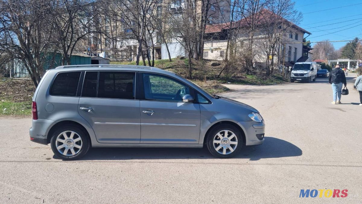 2009' Volkswagen Touran photo #3