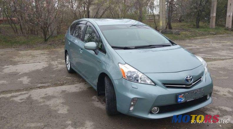 2013' Toyota Prius v photo #2