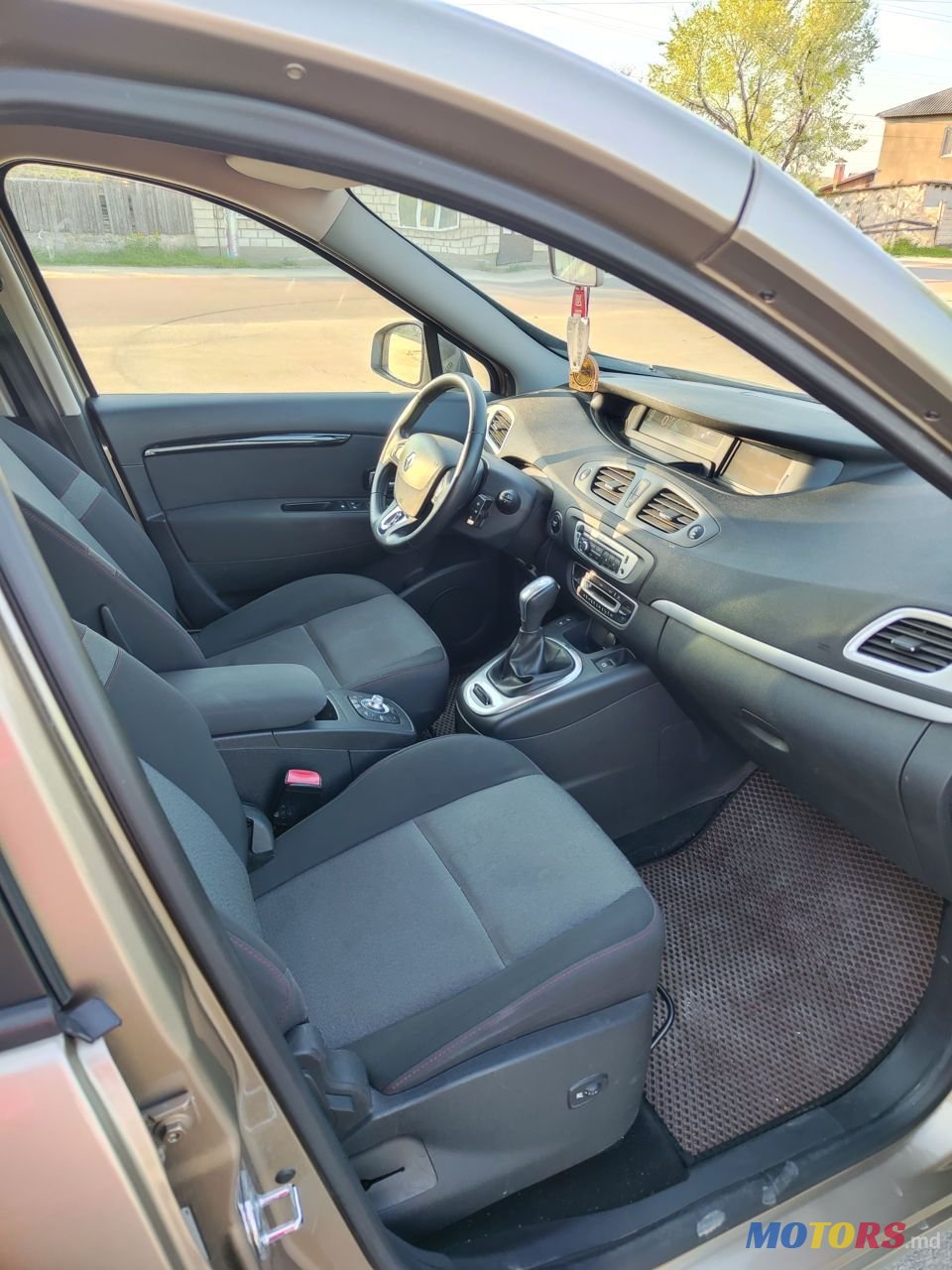 2013' Renault Scenic photo #5