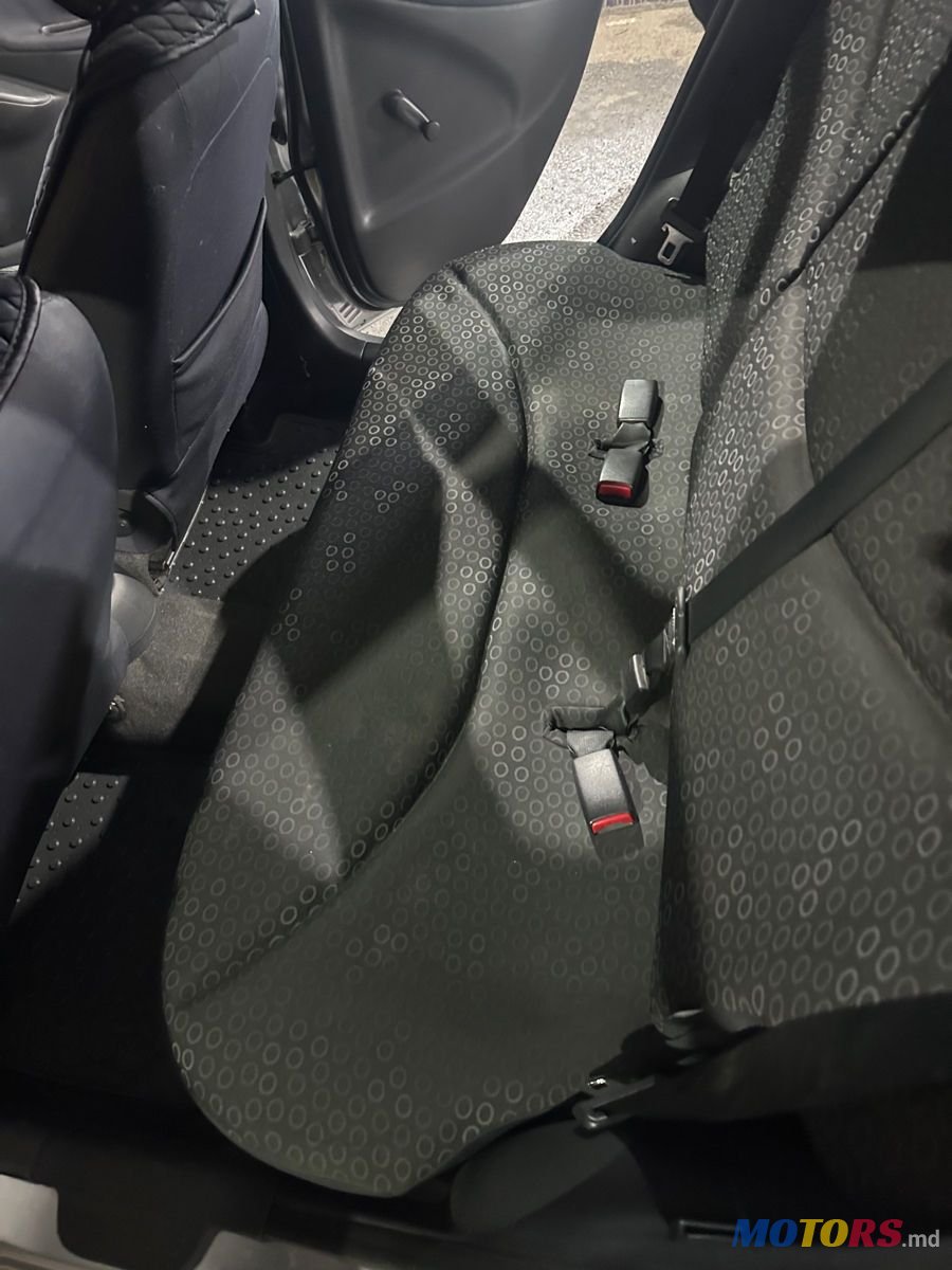 2004' Toyota Yaris photo #5