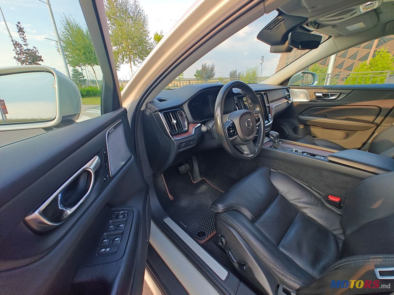 2020' Volvo V60 Cross Country photo #6
