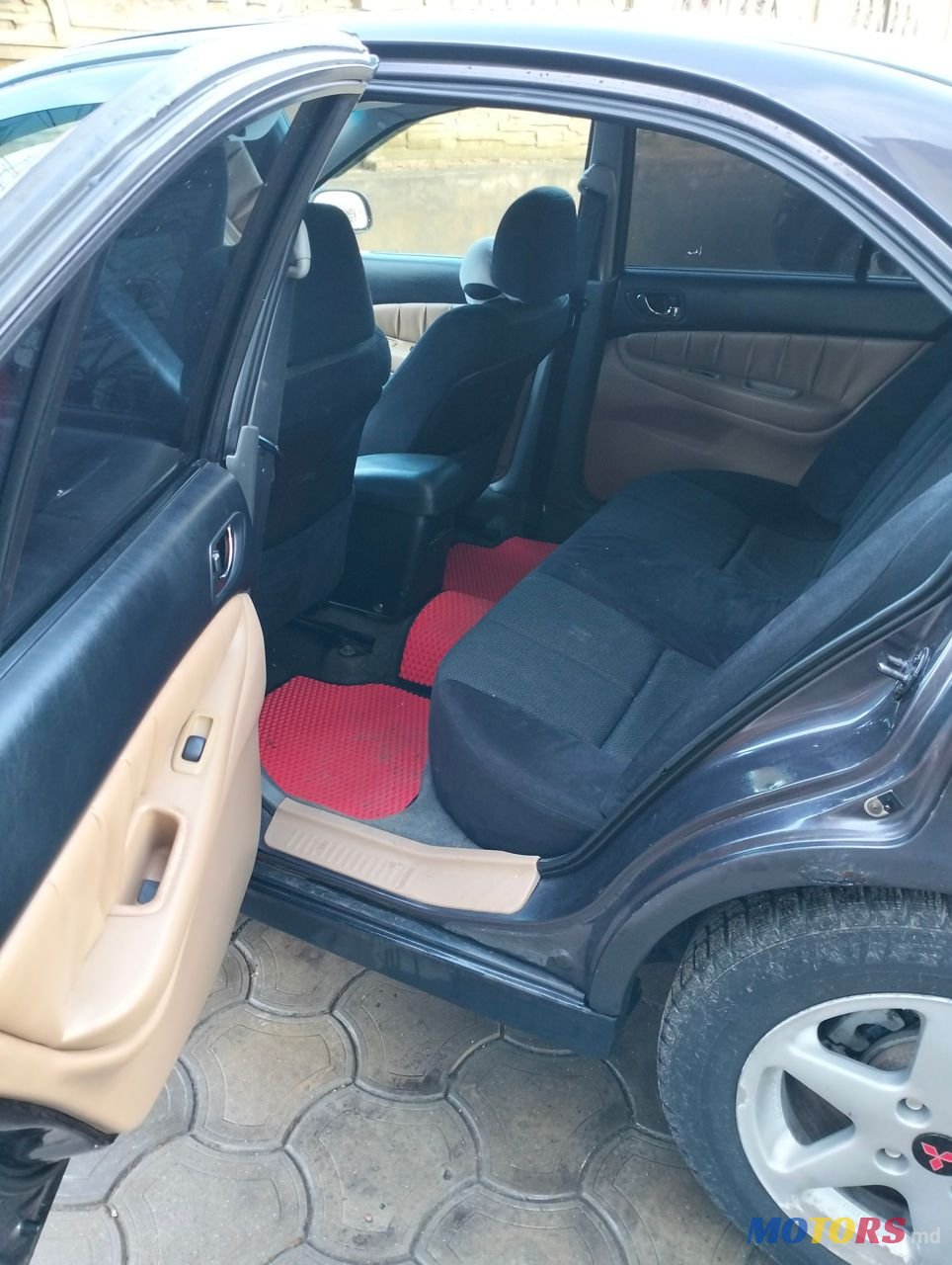 2001' Mitsubishi Galant photo #1